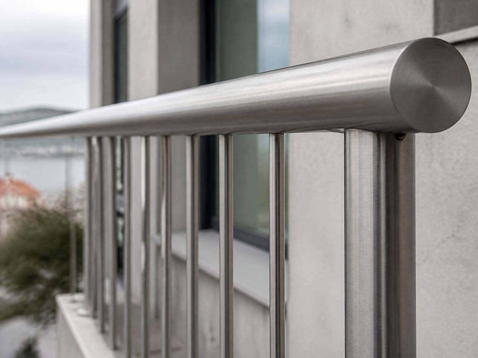 Detail eines Edelstahlgeländers an einem Balkon