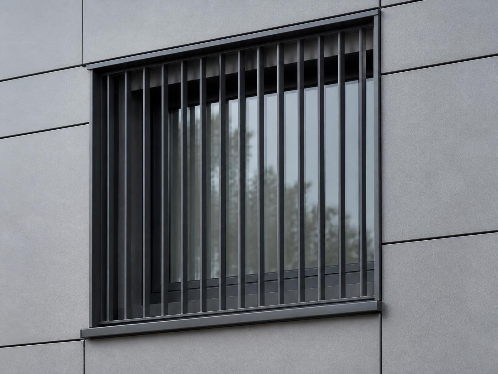 Fenstergitter aus Metall an einer Fassade